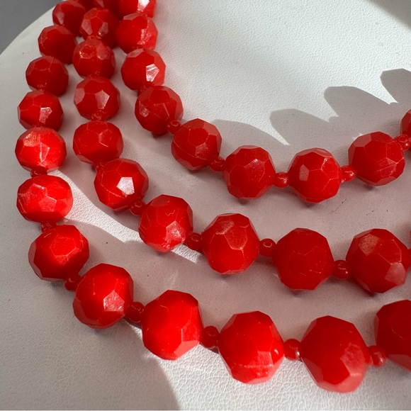 Vintage faceted red acrylic bead triple strand necklace lightweight Hong Kong - Picture 3 of 8